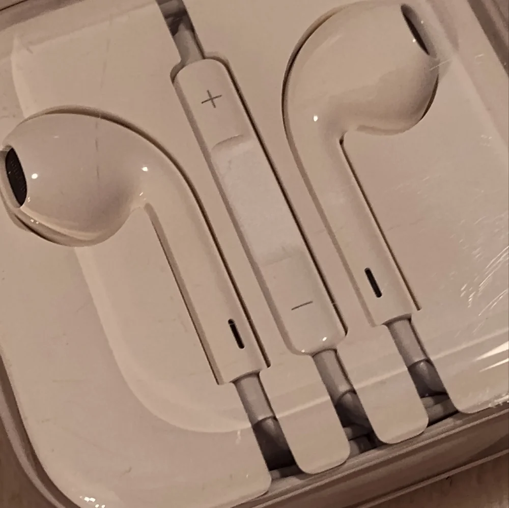 NEW!! APPLE Wired Ear Buds